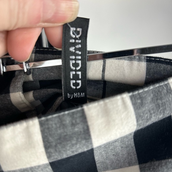 ⭐️SALE⭐️ Divided - Mini Skirt - Picture 4 of 6